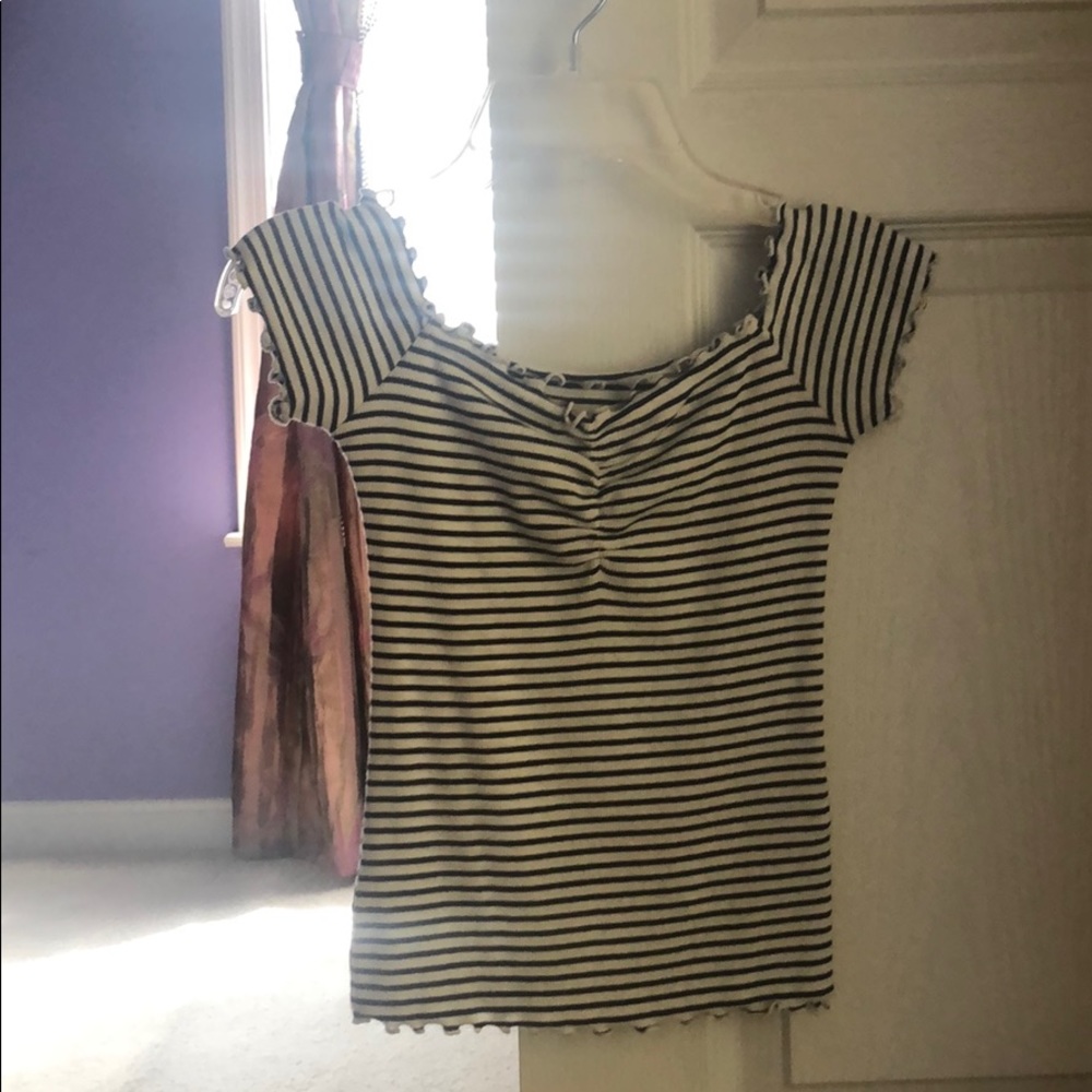 hollister lettuce sleeve top w rutched neckline